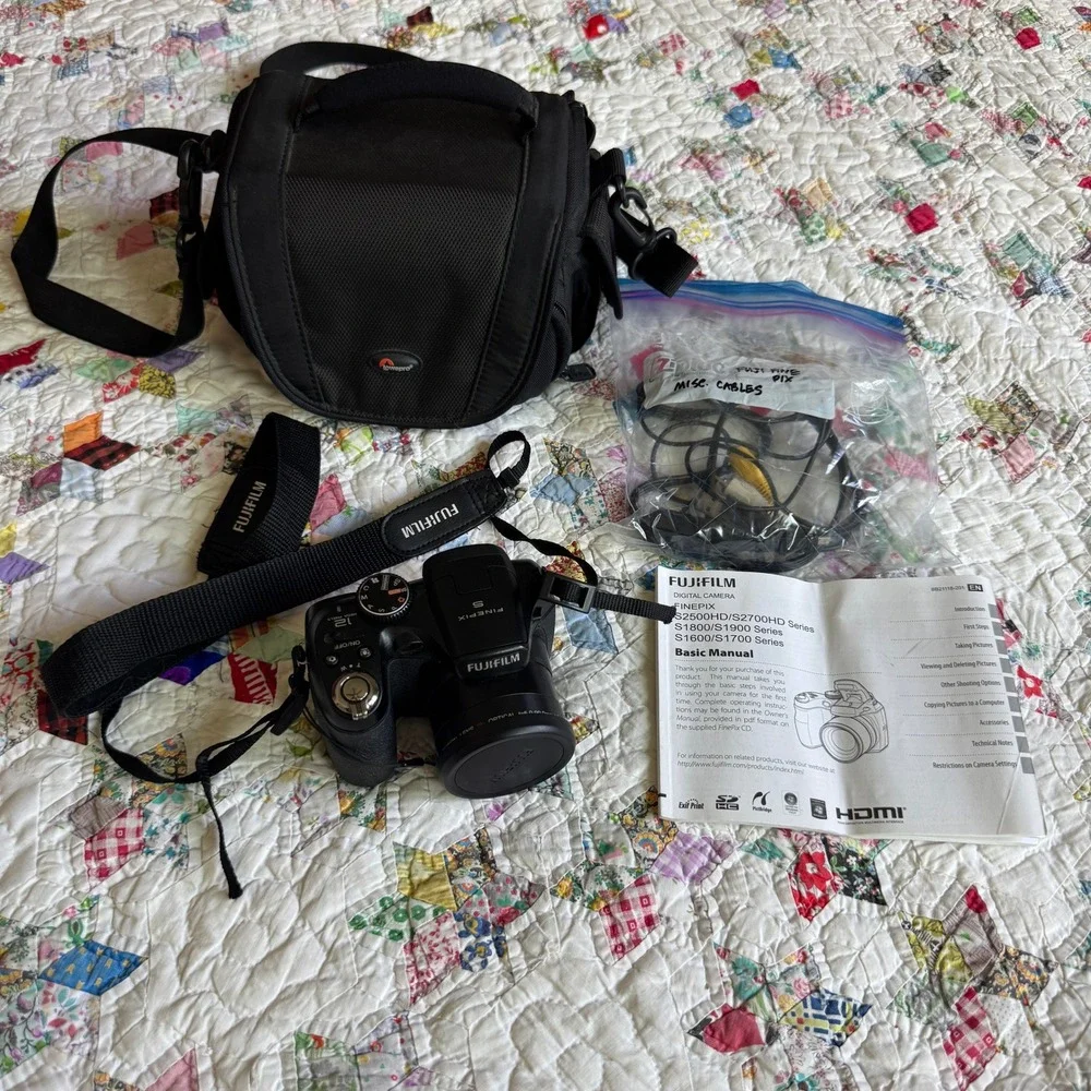 Fujifilm FinePix S1800 12MP Digital Camera 18x Optical Zoom Bundle With Bag Y2K